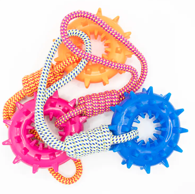 Was sind die Vorteile des Zahnraddesigns von Cotton Rope With Plastic Gear Dog Toy?